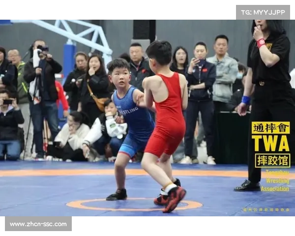 青少年摔跤选手成长记：日常训练与赛场拼搏的日与夜