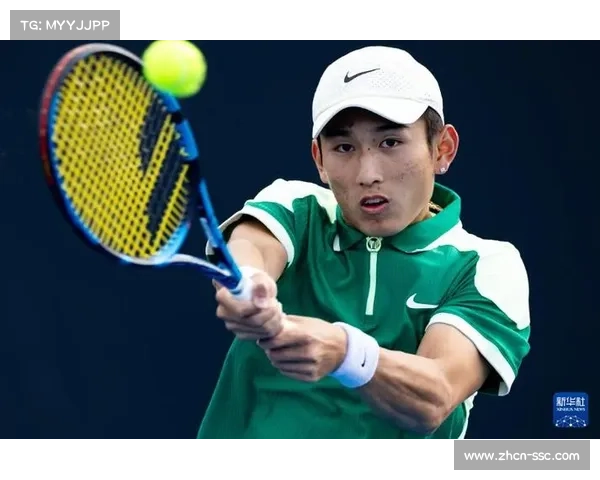 终场哨响，中国小将商竣程跪地庆祝澳网历史性胜利。